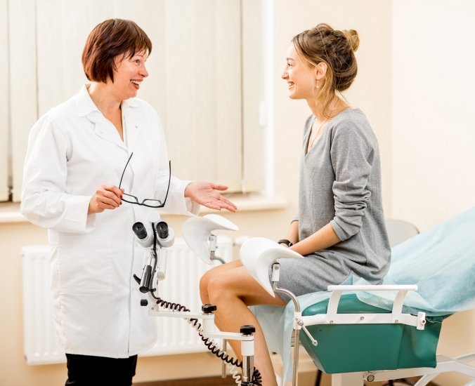medica realizando exames ginecológicos