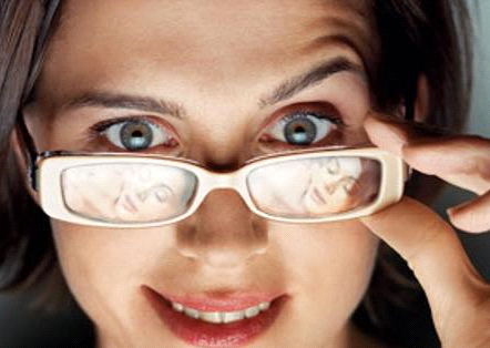 mulher vendo pornografia